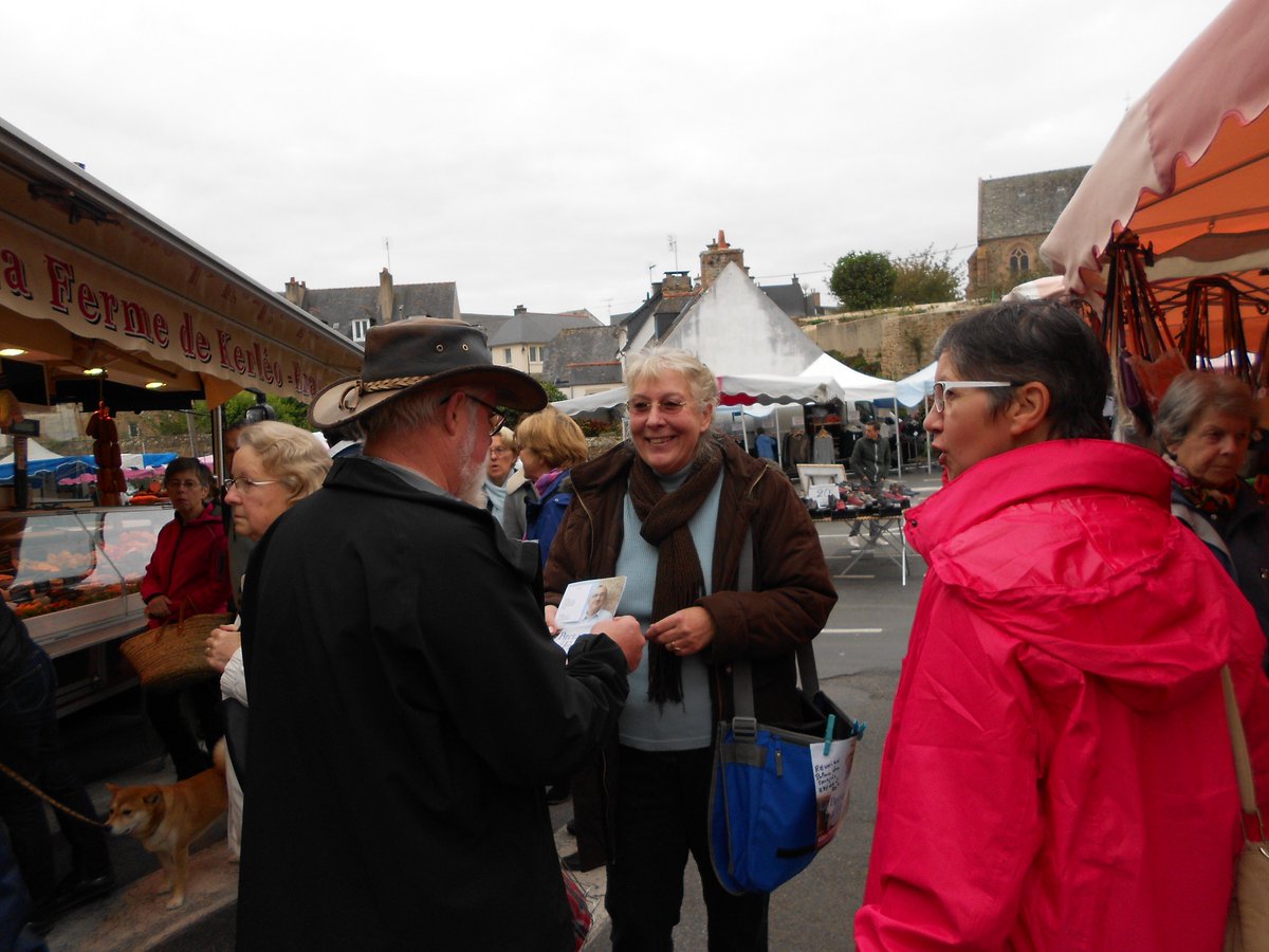FN_RBM_22's tweet photo. #Tractage marché #PerrosGuirec Accueil et soutien des habitants pour @GillesPennelle avec Annick LeBiez #CôtesdArmor https://t.co/LkP5ot29Qj