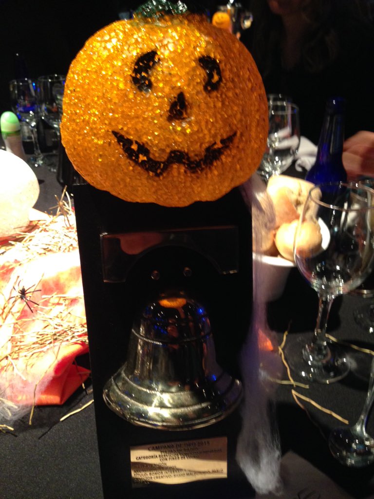 Mesa feliz! "@desdepluton: Campana de oro en radio junto a <a href="/NetgateUy/">Netgate</a> #somosinternet "