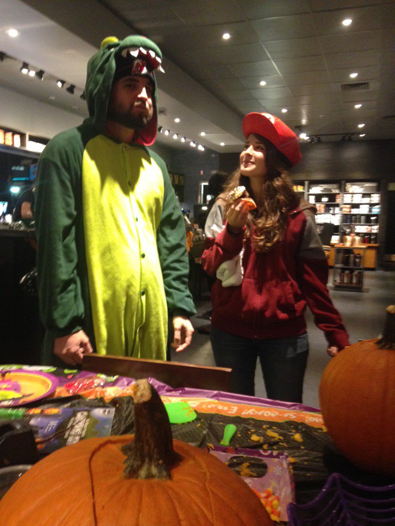 MiaNaumenko's tweet photo. #HalloweenFun #PartnerAppreciation #$30KMonsterMash @MichelePaul_ @jasonsread @cdolcelatte https://t.co/utmtNWxMN4