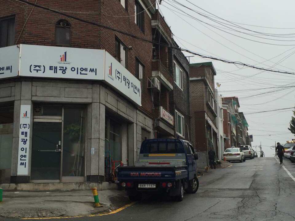 gombury's tweet photo. 주인찾아요!
성남시 상대원 제4공영주차장 부근에서 발견한 수컷 포메라이

길들여졌는지 
손이나 몸을 갖다 대면 
자꾸 안아달라고 보챕니다. 

사진과 혹시몰라 골목사진을 보냅니다. 목끈이 아직있어요. https://t.co/LFRColRHpH