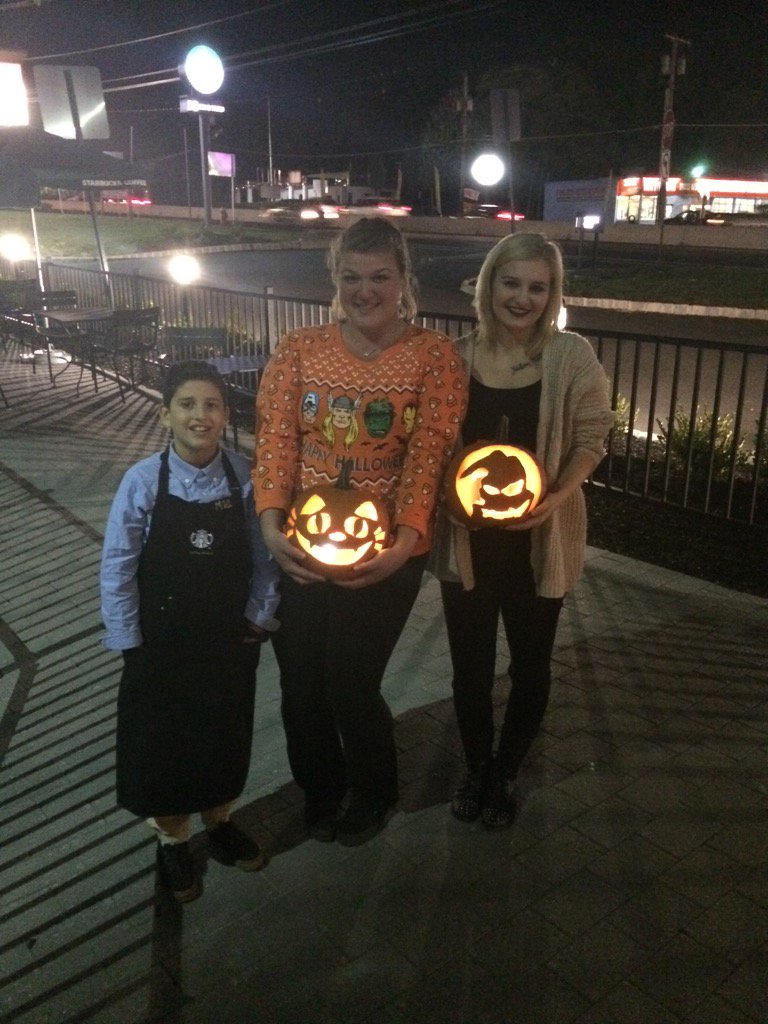 MiaNaumenko's tweet photo. #CarvingChamps! #30KMonsterMash #HalloweenFun #PartnerAppreciation 😁👍 @MichelePaul_ @jasonsread https://t.co/JXjrqoXxPg