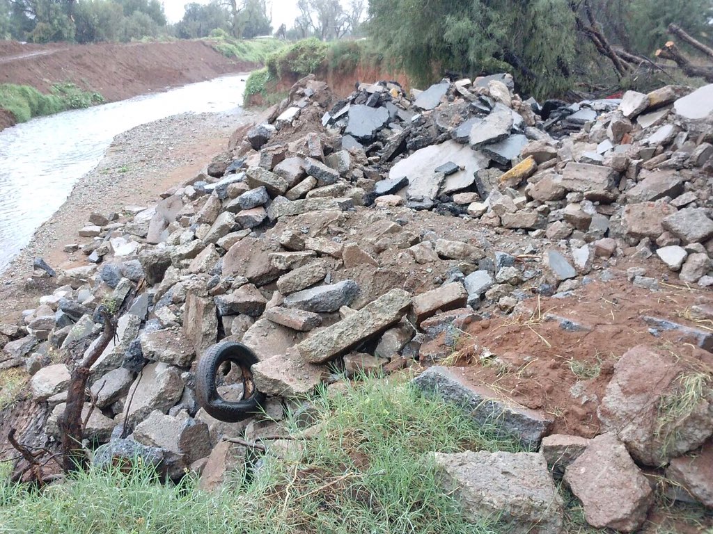 RLuevanoMX's tweet photo. En la comunidad de Tacoaleche hemos retirado escombro y piedras para que el cause del agua fluya con normalidad https://t.co/7k5AHo8BBp