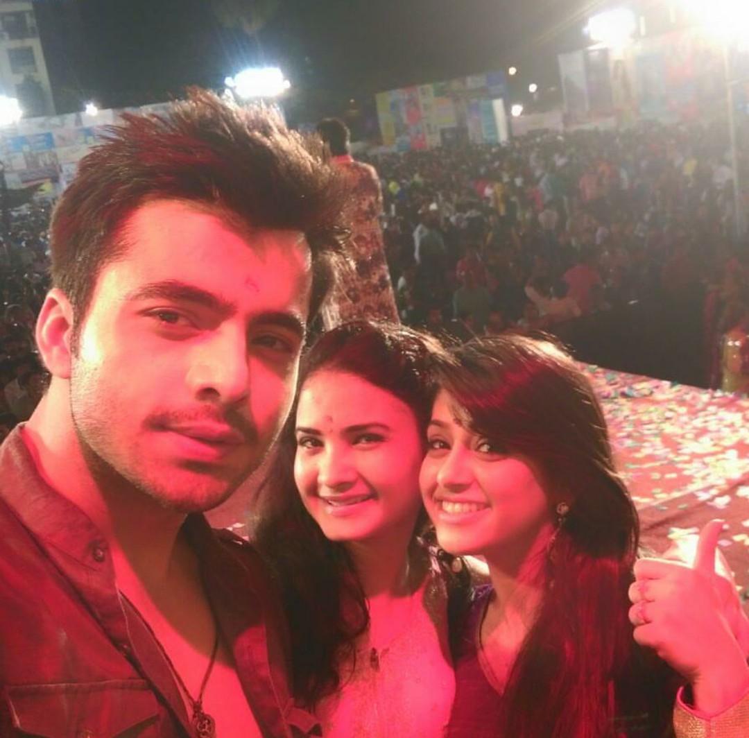 CBhagwanani's tweet photo. Yess loving the Garba night..!!😍☺ #THBST #AjaySanjana #AjNa #Chandni #Sanjana #Kabeer #Ajay @cbsunshine93 @hiteshmmm https://t.co/XZRmg625gS
