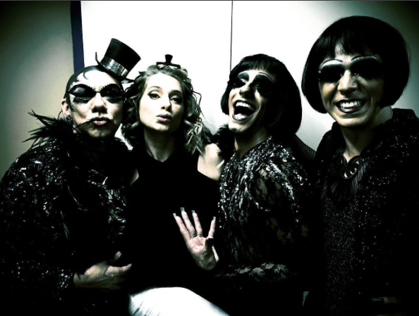leticiaspiller's tweet photo. Purpurina #juneca #junecapurpurina #cabaret #voltagem #iloveparaisopolis ❤️⚡️⚡️⚡️⚡️ https://t.co/K0dh8EkrLi https://t.co/ZsjSnj9uxV