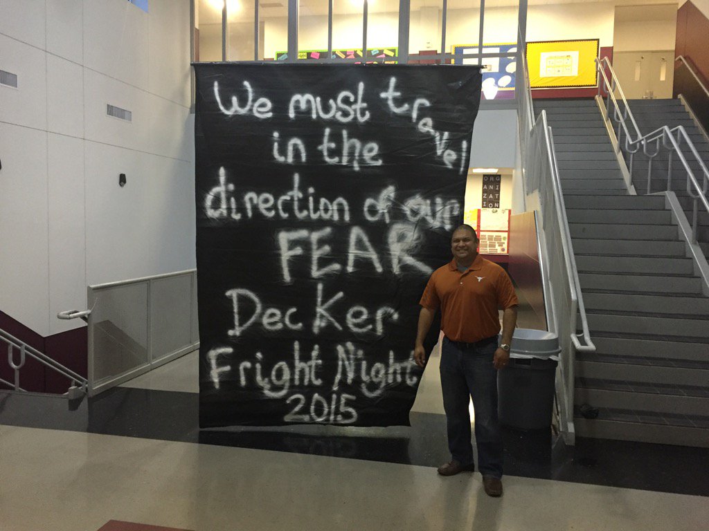 AcademicsAboveE's tweet photo. Decker Haunted house. Scarrrryyyyyy https://t.co/63vidpEASh