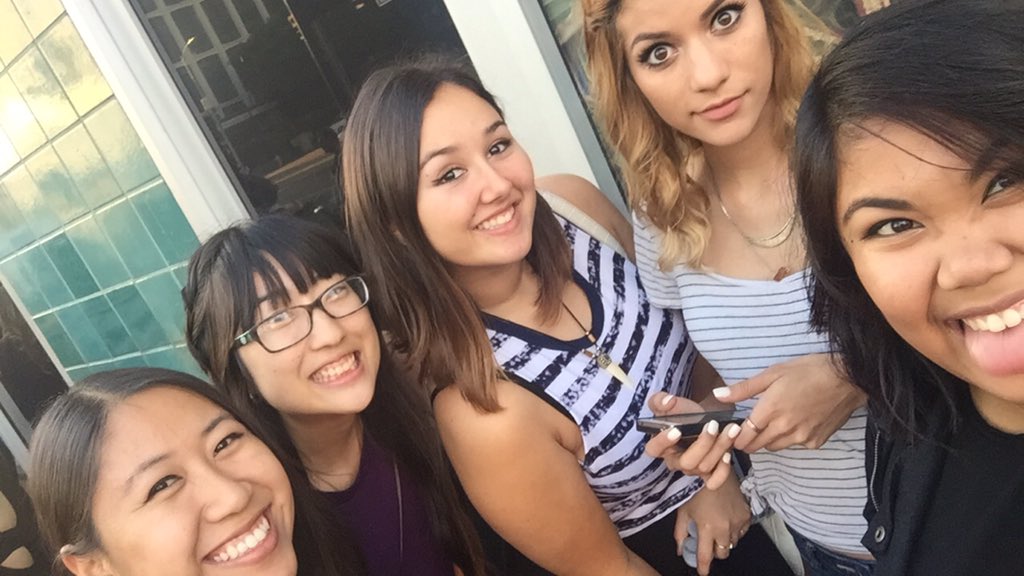 kristyg_'s tweet photo. SOOO stoked to see @nickjonas with my girls!! #thinkitupwithnick https://t.co/bcwRl6OtYo