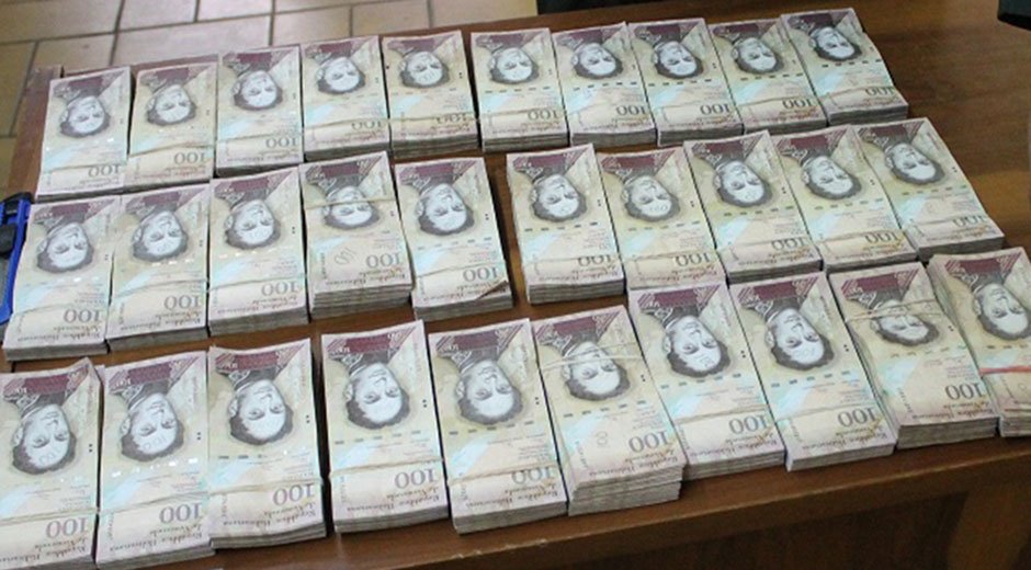 globovision's tweet photo. Aprehenden a hombres con más de 3 millones de bolívares https://t.co/nLQN5WQxkP https://t.co/4098XFl9r8
