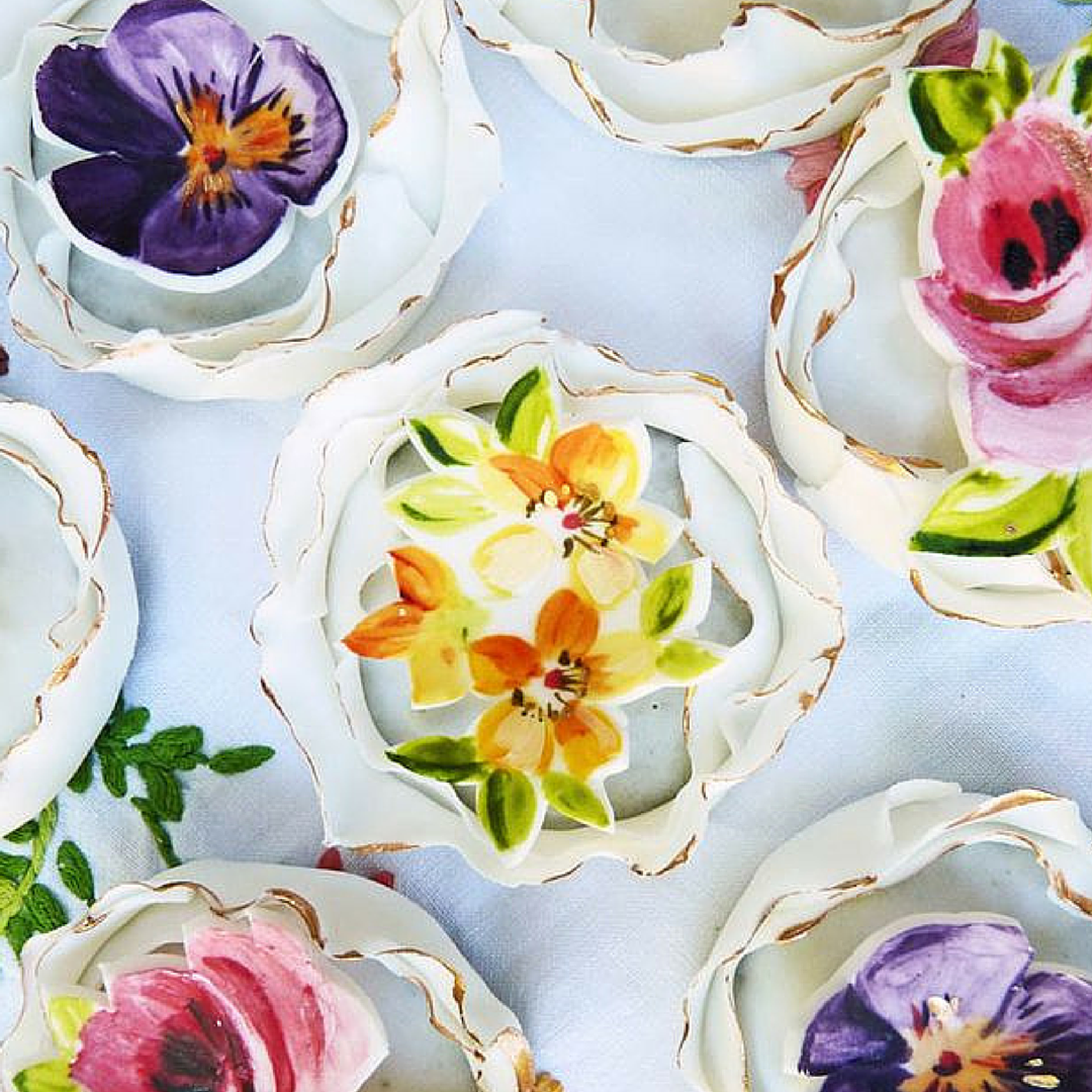 violetwed's tweet photo. These are, without a doubt, too pretty to eat! Beautiful hand-painted cakes by @neviepiecakes. #classicwedding https://t.co/OiMFgVysPw