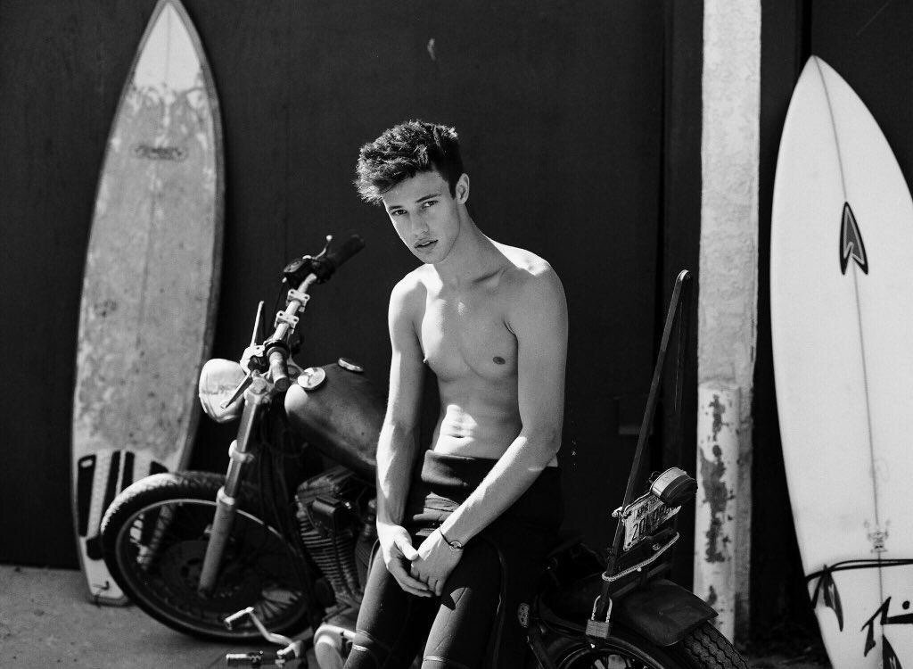 sunrisedaIIas's tweet photo. I LOVE THese so MUCH HES SO HOT https://t.co/0YEVEK9TDf