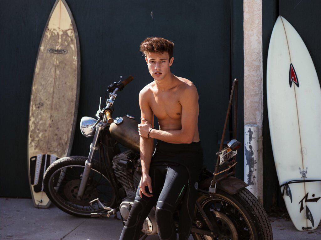sunrisedaIIas's tweet photo. I LOVE THese so MUCH HES SO HOT https://t.co/0YEVEK9TDf