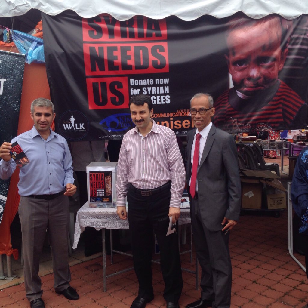 UniselGlowWalk's tweet photo. crew members with the representative from KIMSE YOK MU & our dean Prof De Azmuddin #UniselGlowWalk #GlowWithSyria https://t.co/ZcXs12z6vF
