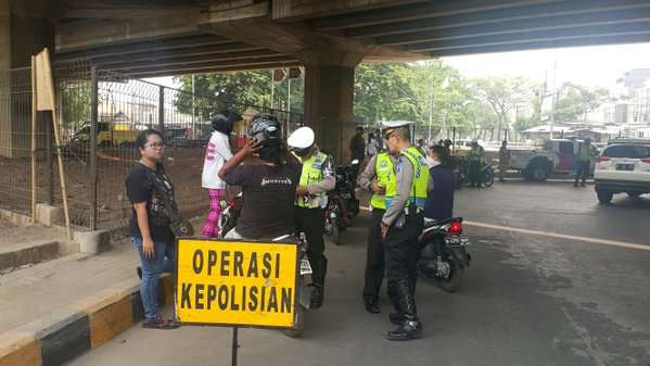 detikcom's tweet photo. Operasi Zebra Akhir Pekan, Taksi Ngetem Sampai Ojek Online Ditilang https://t.co/qYwzixSjeW https://t.co/s8rX6T5gof