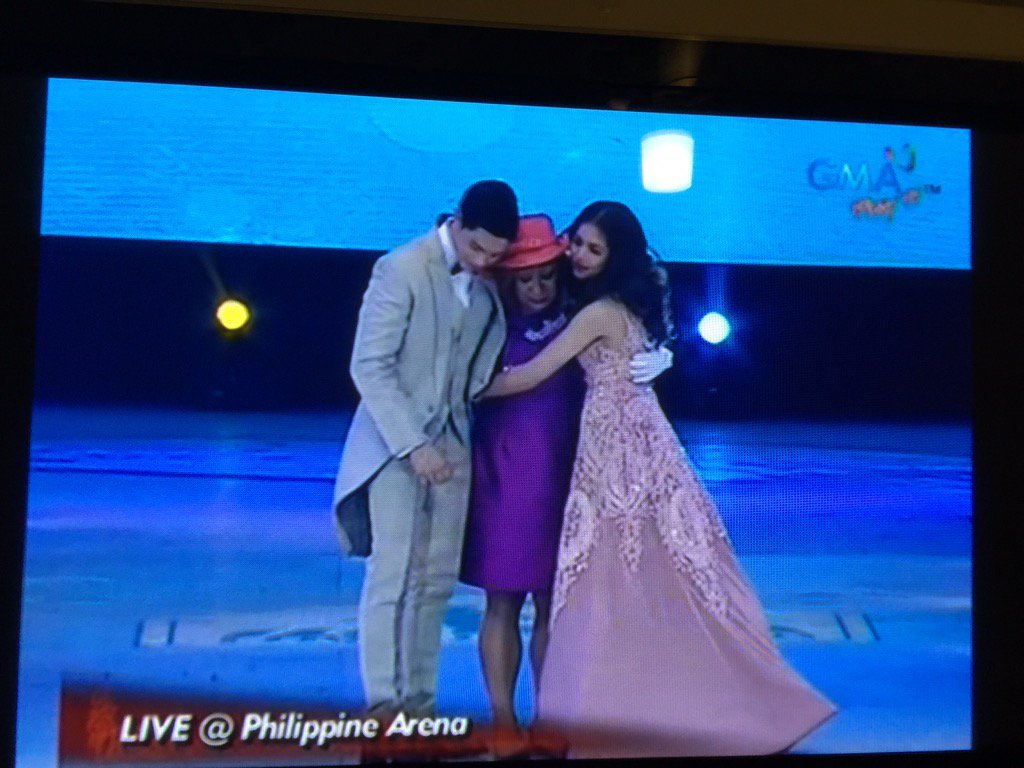 TomCallsx100's tweet photo. GROUP HUGGGGG!!! #ALDubEBTamangPanahon https://t.co/jfqLI0Qc5X