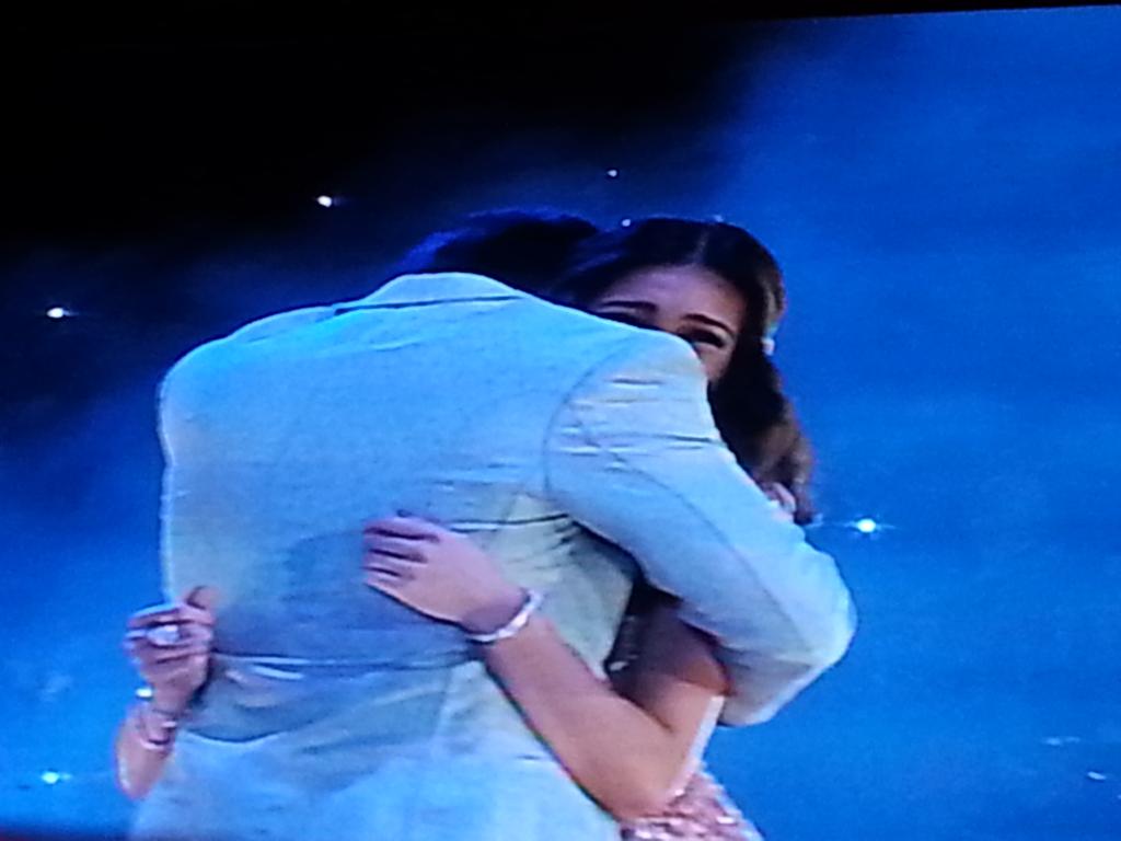 banderaphl's tweet photo. Di na nakapagpigil si @aldenrichards02. Niyakap ng mahigpit si @mainedcm. #ALDubEBTamangPanahon https://t.co/wJALu83CCM