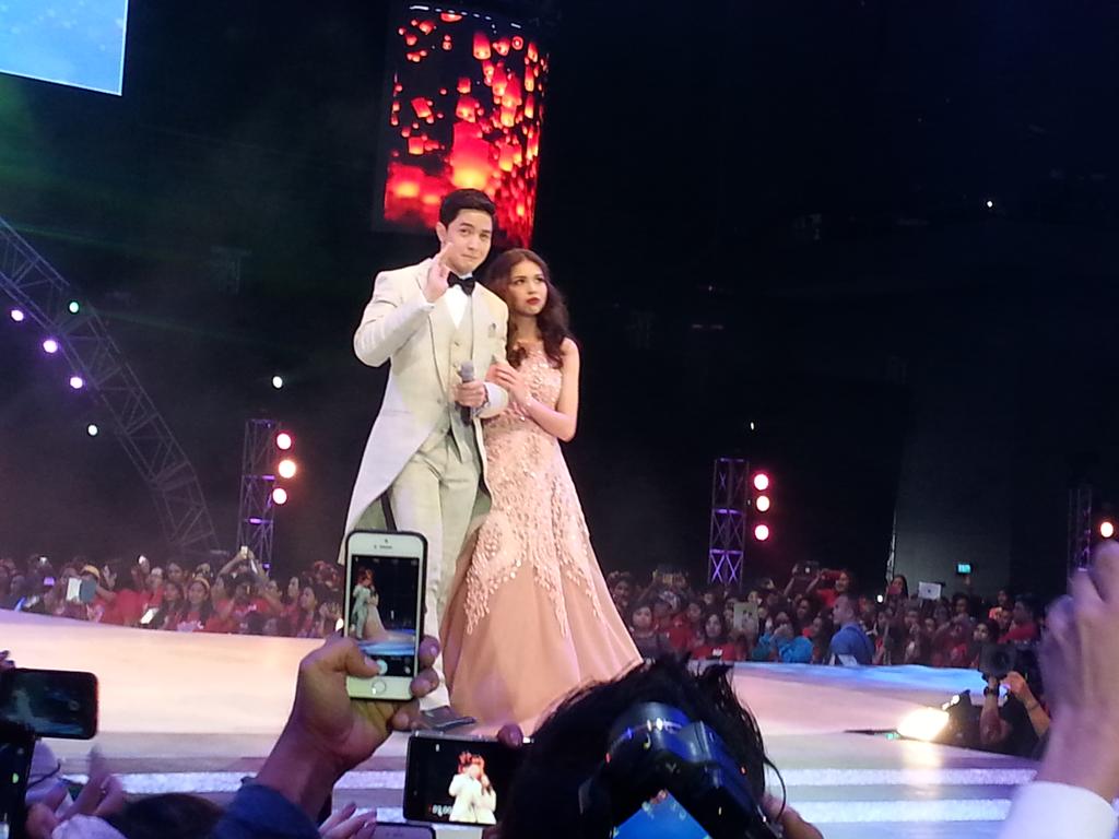 banderaphl's tweet photo. Di na nakapagpigil si @aldenrichards02. Niyakap ng mahigpit si @mainedcm. #ALDubEBTamangPanahon https://t.co/wJALu83CCM