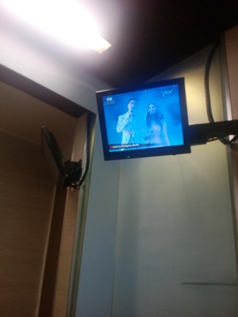 nkkpgpbgbgx's tweet photo. Sosyal na hotel, may TV sa loob ng comfort room. #ALDubEBTamangPanahon #LeMonet https://t.co/gTtEhWwxJv