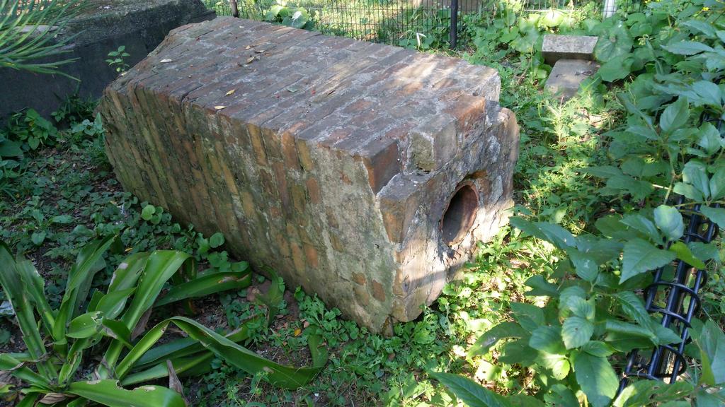 tx_haikyo's tweet photo. 猿島にて、明治時代に造られた伝声管(通信機器)#廃墟の休日 https://t.co/MkYdrKFC7n