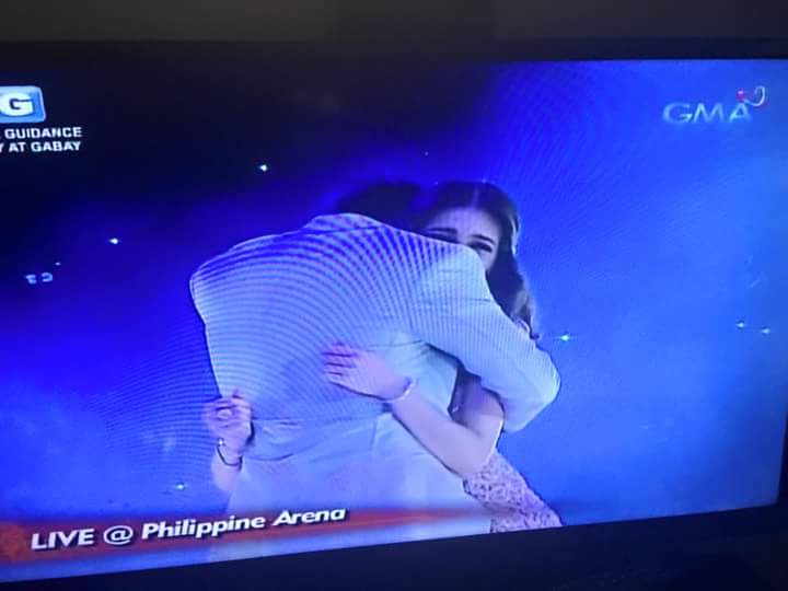 _anabbbb's tweet photo. The way they hug, look at each other, laugh and hold hands. Manhid lang hindi kikiligin!!!

#ALDubEBTamangPanahon https://t.co/xUDqgXDcsB