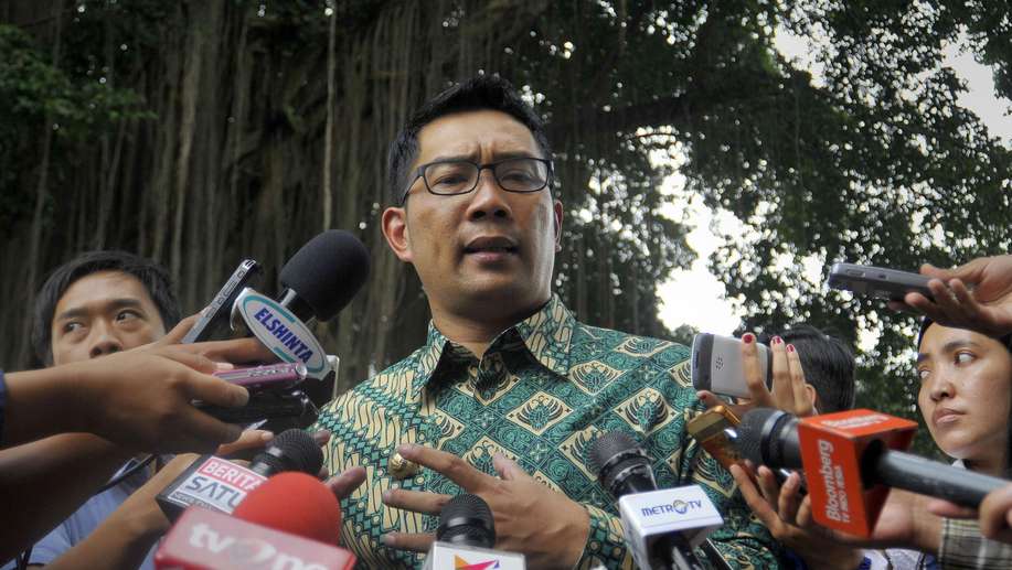 detikcom's tweet photo. Ridwan Kamil: Kabut Asap di Bandung Bukan dari Kebakaran Hutan Tapi Polusi Udara https://t.co/HjkgkWjozL https://t.co/FqBEuXIaKz