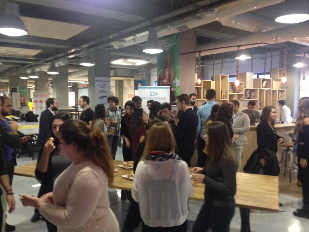 girvak's tweet photo. #Fellowup 2. gün kalabalık bir ekiple başladı :) #fellow2015 #fellow2014 https://t.co/yb6B5Kxx1v