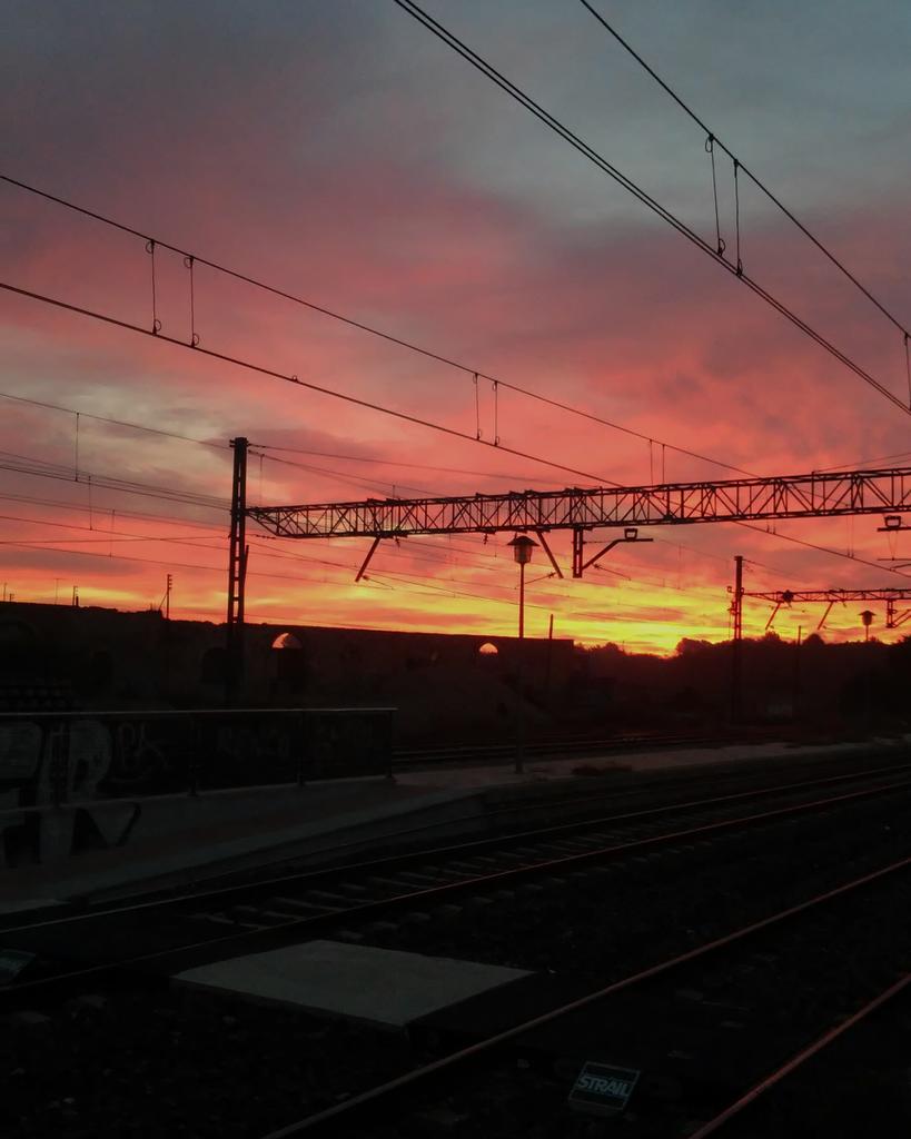 Elena_Volpini's tweet photo. Val la pena despertar-se aviat. Tot sigui per veure aquest cel ❤ #Valls #Renfe #Rod13 https://t.co/KNzSV9fuZM