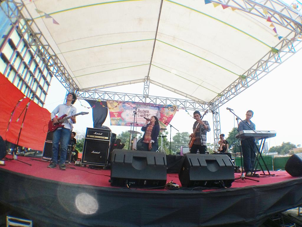 Kerennnn gila penampilan dari band "Tutup Pintu" suara nya ga nahaaannnn