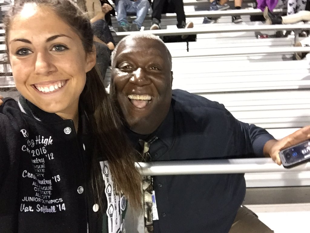 hallllee33's tweet photo. #mustangsforlife #selfiewithIZZY https://t.co/zNq3eaS7Jj