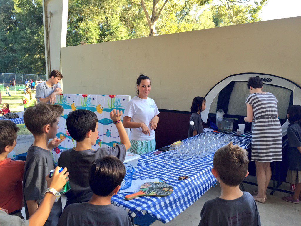 OakHallSpanish's tweet photo. Spanish club volunteering at the Oak Hall Carnival!🎪😋 https://t.co/we0p1BREuS