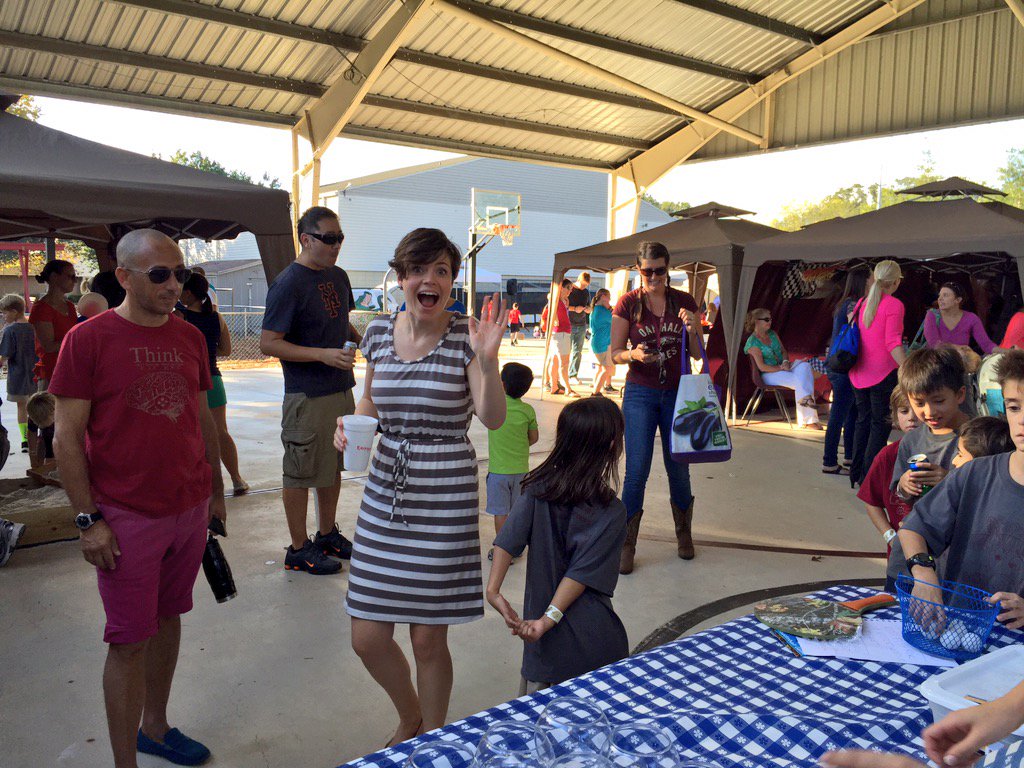 OakHallSpanish's tweet photo. Spanish club volunteering at the Oak Hall Carnival!🎪😋 https://t.co/we0p1BREuS