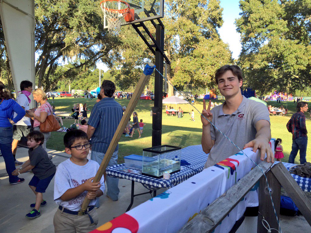 OakHallSpanish's tweet photo. Spanish club volunteering at the Oak Hall Carnival!🎪😋 https://t.co/we0p1BREuS