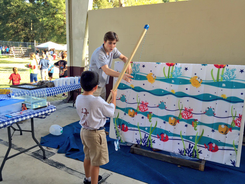 OakHallSpanish's tweet photo. Spanish club volunteering at the Oak Hall Carnival!🎪😋 https://t.co/we0p1BREuS