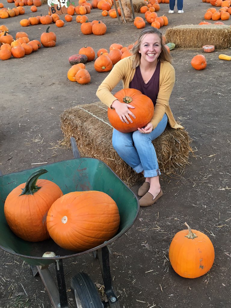 introducingus_'s tweet photo. Took a trip to the pumpkin patch! Vlog will be up on @austin2haleigh soon! 🍂🎃 https://t.co/8FHOtWxXvu
