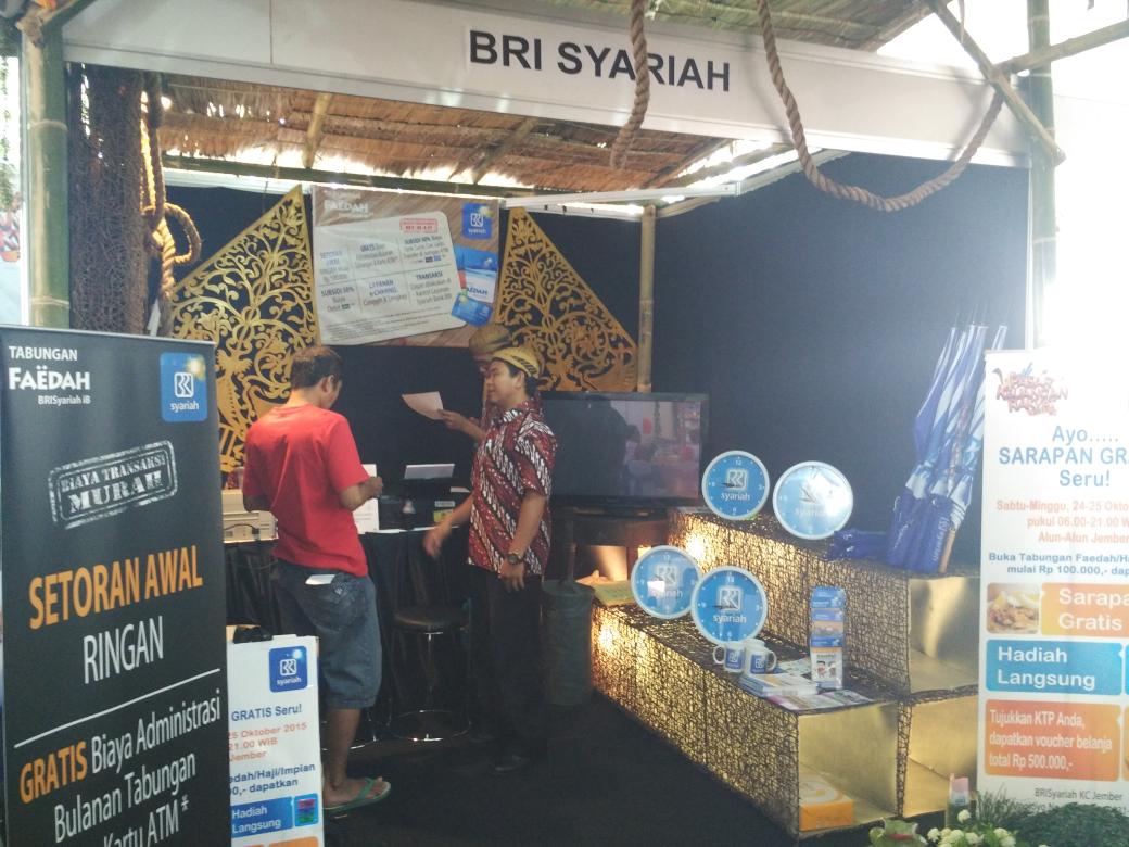 ericfaruqi's tweet photo. @BRISyariah hadir di expo Pasar Keuangan Rakyat @OJKINDONESIA 24-25 Okt'15 di Alun2 JEMBER. Mari datang https://t.co/QGMoFvCP9D