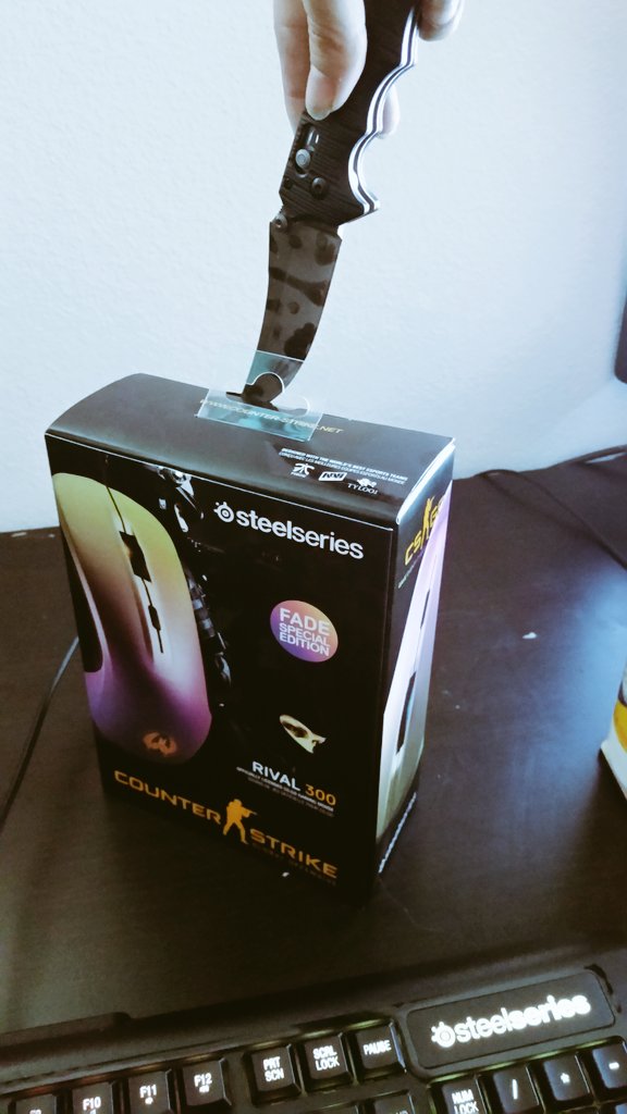 TheZombiUnicorn's tweet photo. Using my "literalaids" irl #CSGO  stained flip knife to open my new @SteelSeries fade rival 😍 so badass https://t.co/rD5QIK9a5C