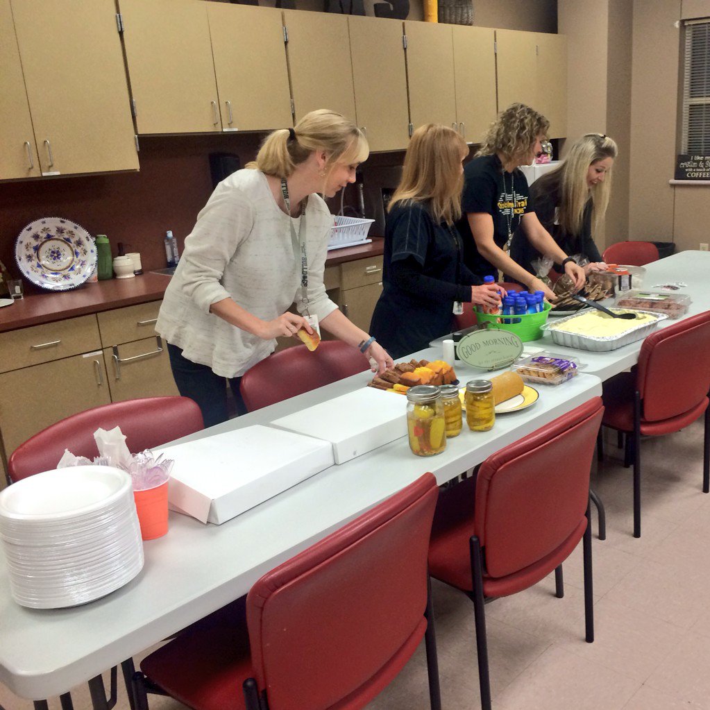CTMSBulldogs's tweet photo. @CTMSLA setting up for #PaydayBreakfast Thank you!! #BeMoreDog #BetterTogether https://t.co/m1a3IWf39p