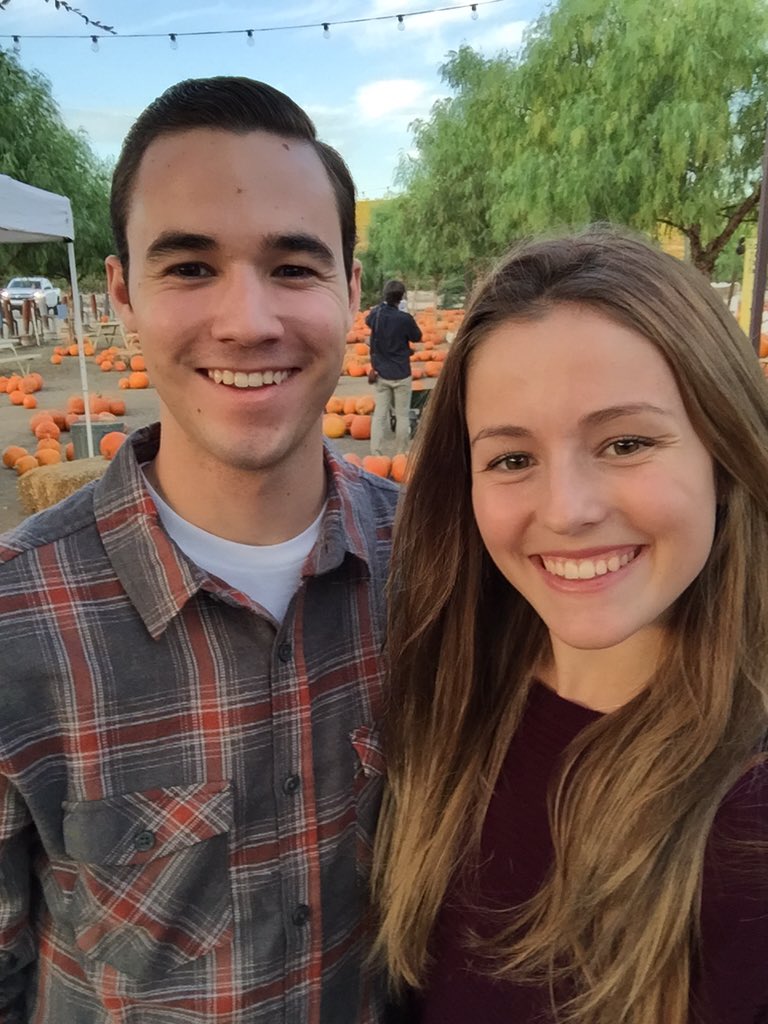 austin1haleigh's tweet photo. Pumpkin patch! 🎃 a vlog will be up shortly with @introducingus_ #YouTube #vlogger https://t.co/bJCjUuLXPl