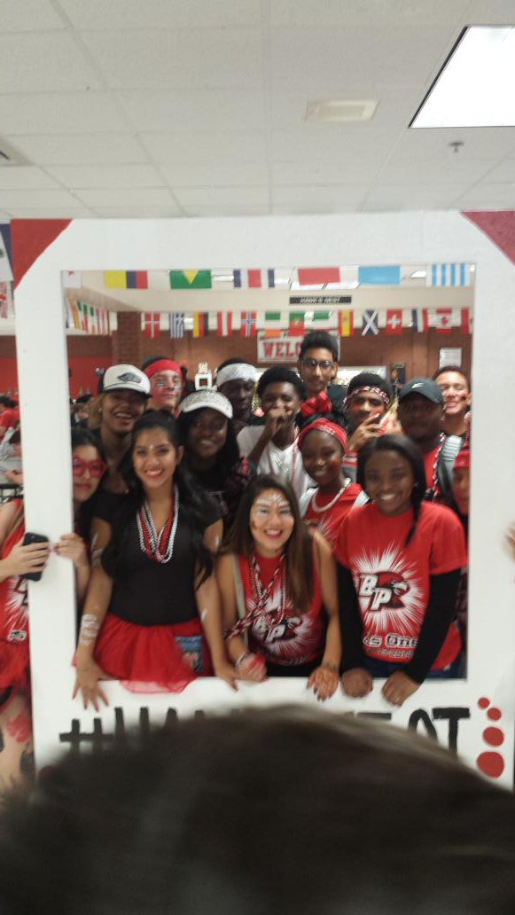 _elisavelasquez's tweet photo. BP spirit day!!! 🔴⚫⚪ GO BLACKHAWKSSS!! #BPSpiritWeek https://t.co/qyZMQMhZ7p