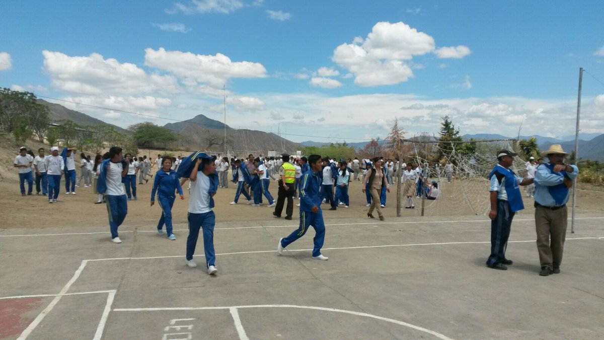 PoliciaEcuador's tweet photo. PARTICIPAMOS en simulacro de incendio U.E Namabacola #DistCalvas #Loja #Zona7 en conjunto con organismos de socorro. https://t.co/IdNwPwSbP3