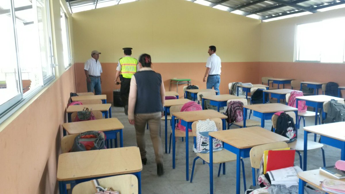 PoliciaEcuador's tweet photo. PARTICIPAMOS en simulacro de incendio U.E Namabacola #DistCalvas #Loja #Zona7 en conjunto con organismos de socorro. https://t.co/IdNwPwSbP3