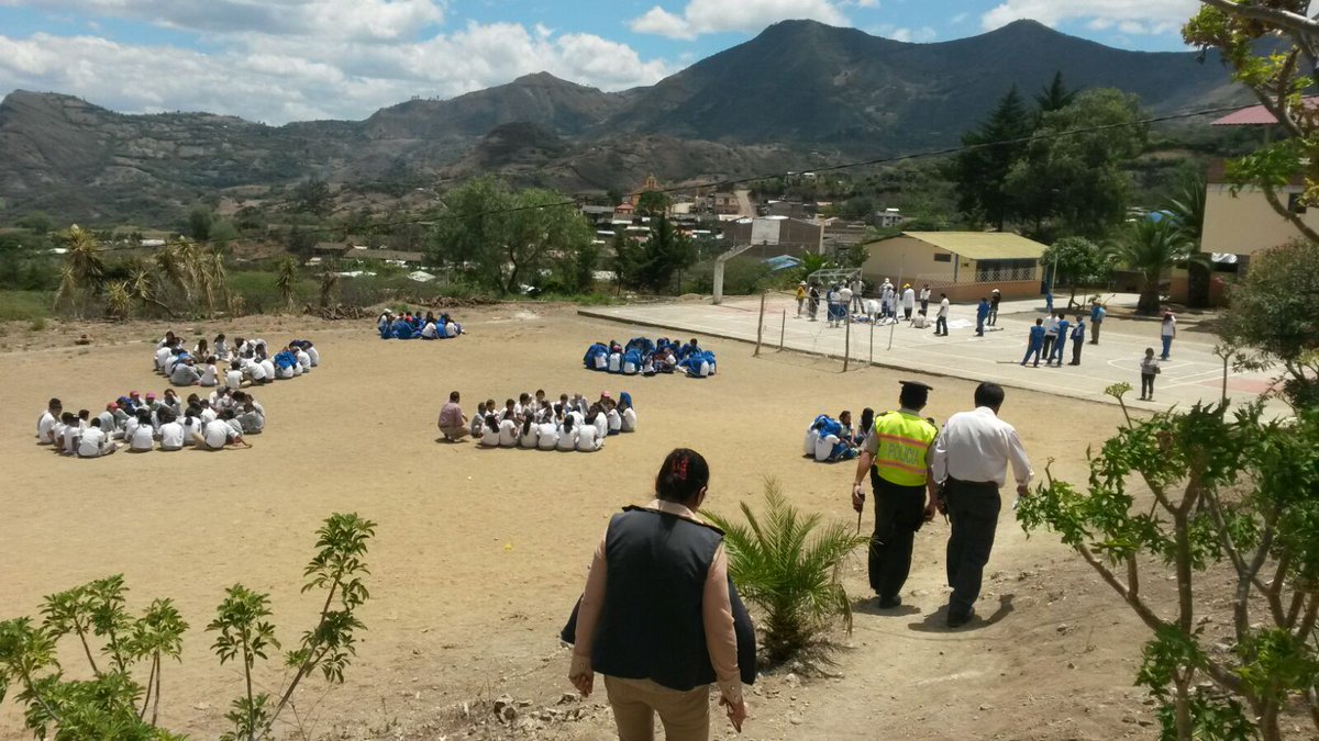 PoliciaEcuador's tweet photo. PARTICIPAMOS en simulacro de incendio U.E Namabacola #DistCalvas #Loja #Zona7 en conjunto con organismos de socorro. https://t.co/IdNwPwSbP3