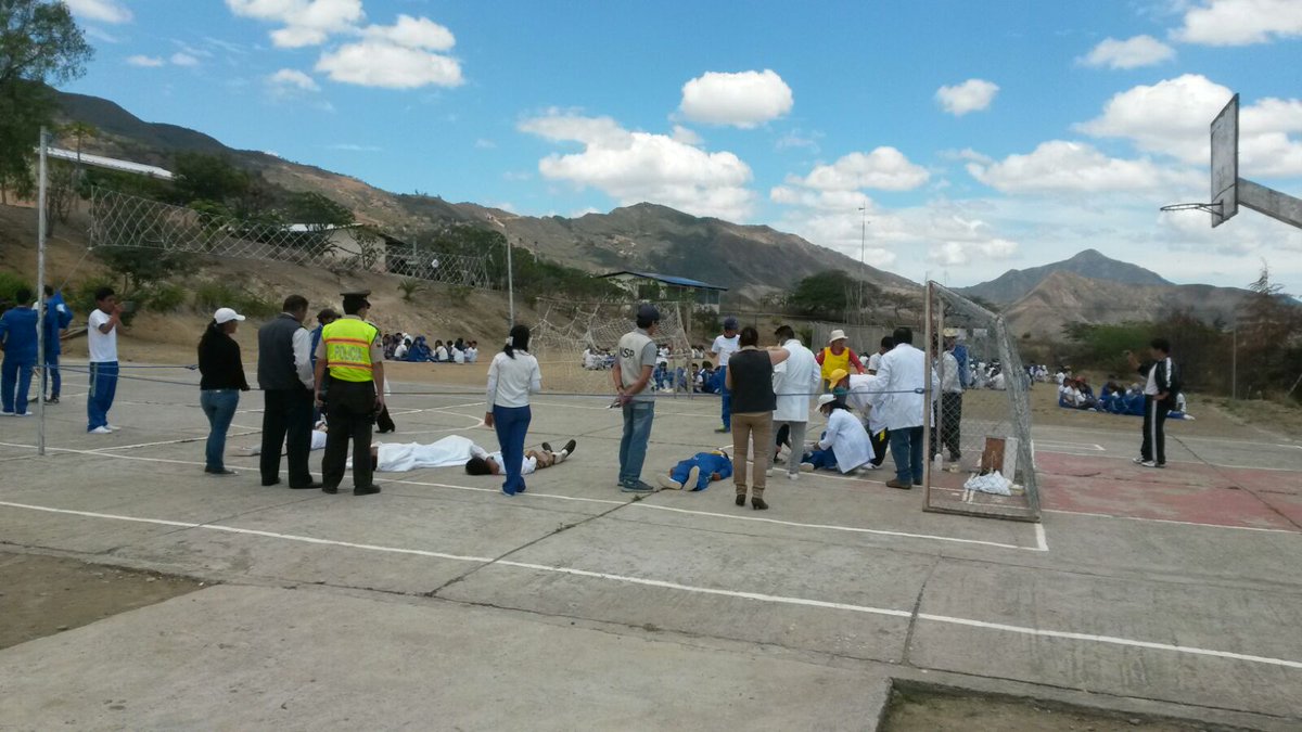 PoliciaEcuador's tweet photo. PARTICIPAMOS en simulacro de incendio U.E Namabacola #DistCalvas #Loja #Zona7 en conjunto con organismos de socorro. https://t.co/IdNwPwSbP3