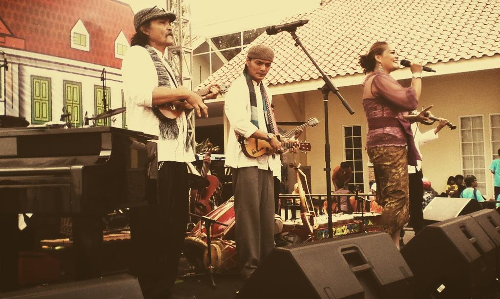 Pagi ini sampai nanti malam, acara musik tahunan <a href="/KOTUJakarta/">Kotatua Jakarta</a> 
Op: Keroncong Tugu
#JazzKotaTua 2015