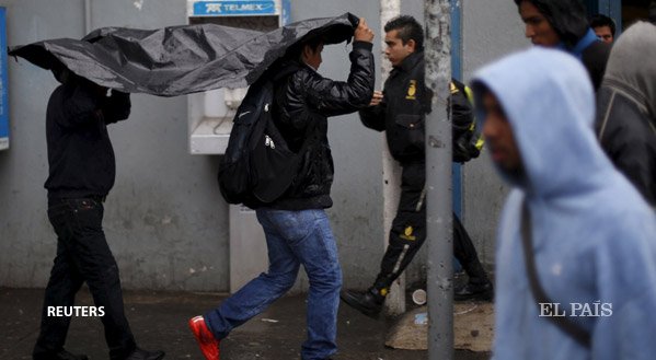 elpais_america's tweet photo. En vivo | @PCJalisco alerta a la población de posibles deslaves por el #HuracanPatricia https://t.co/LxMGEM6iJJ https://t.co/eBL8PmhzGH