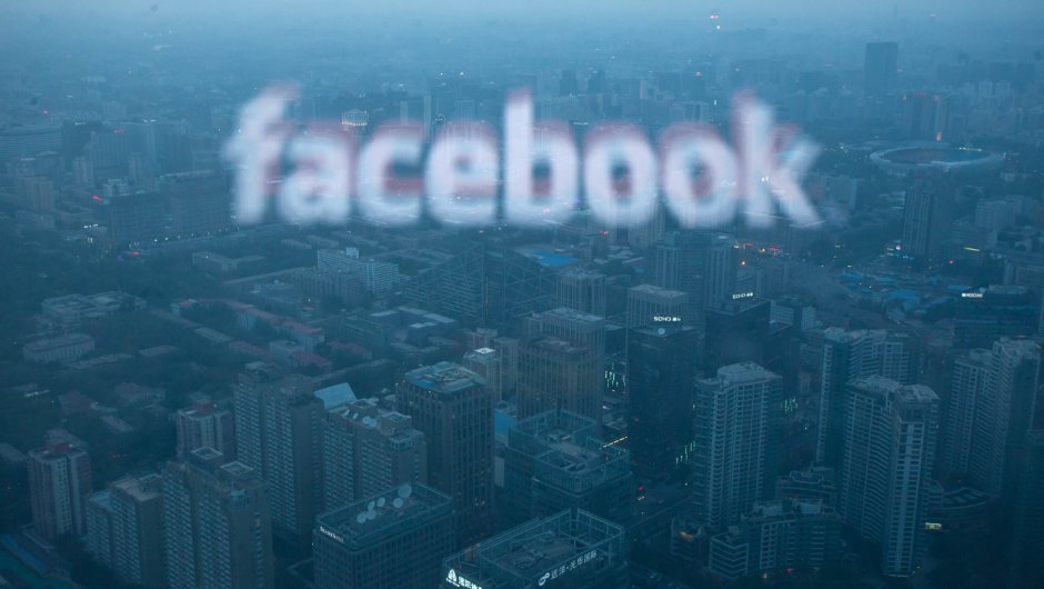 CNNEE's tweet image. #LoMásVistoCNN Facebook notificará a los usuarios que podrían ser vigilados por el gobierno cnn.it/1Wab9Oc