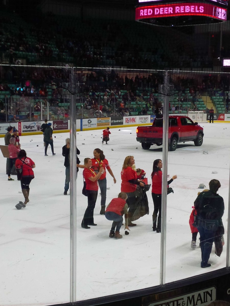 Mopsy0207's tweet photo. #SockeyNight @Rebelshockey way to go #yqf!!!  @UnitedWay_CA https://t.co/dYmliO74ea
