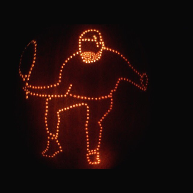 P_macnificent's tweet photo. You know when that hotline bling ...... 😂😂 #pumpkincarving #drake #hotline #Halloween #dead #amazing https://t.co/Hq9DQkNIl6