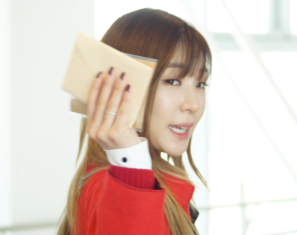 [PIC][24-10-2015]Tiffany khởi hành đi Nhật Bản để tham dự "Moncler Tokyo Ginza Opening" vào sáng nay CSDLJ6sUsAAPu9L