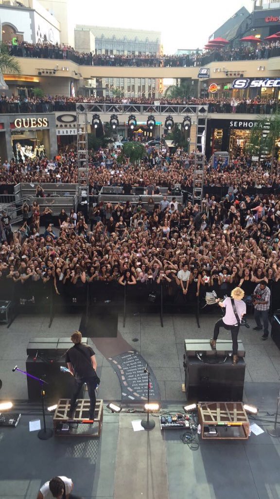 Ashton5SOS tweet picture