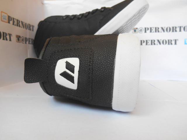 wakdoyokjogjaAA's tweet photo. macbeth reed black white size 42. harga resmi 895rb-->harga diskon 695rb #jualmacbeth #macbethoriginal https://t.co/UWSFsxUTHN