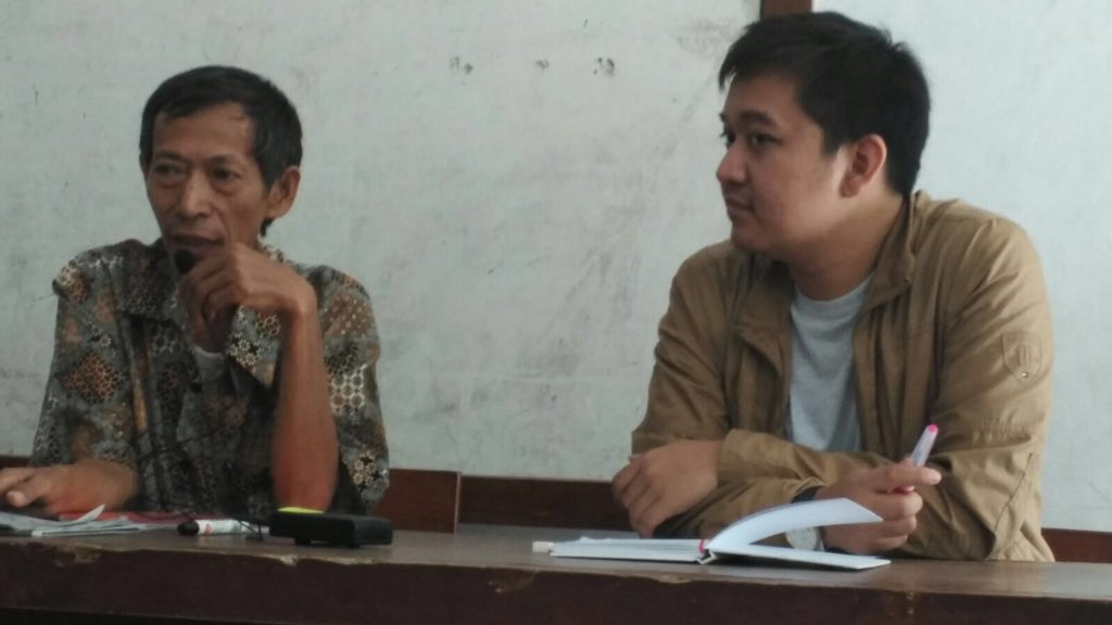 witaburman's tweet photo. Diskusi seru mas @AgungRheza dan pak kepsek SDN Sampora 1 @KI_Bogor #kib3 #kel28 @sunapets https://t.co/XBmBCbBYoF